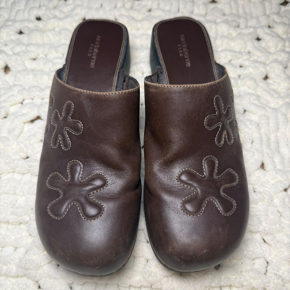 Liz Claiborne Flex Brown Leather Floral Embroidered Clogs Mules Womens 8.5 Boho - Picture 2 of 7